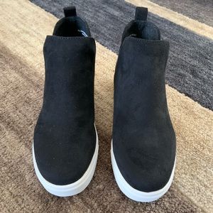 Black wedge sneakers